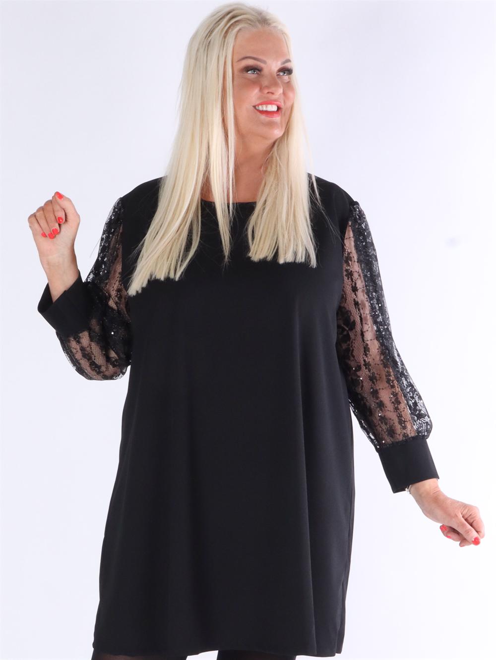 Fina - Kjole i løs pasform med fine blondeærmer